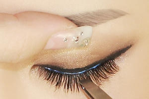 Nguy hại từ việc nối mi, uốn mi