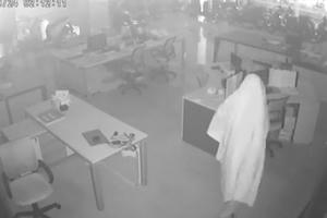 Clip “Bóng ma” đột nhập cửa hàng xe máy “cuỗm” đi hàng trăm triệu đồng