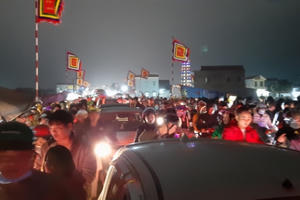 Dòng người nhích từng bước về với chợ Viềng