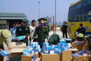 Bắt giữ xe khách vận chuyển 30.000 khẩu trang y tế từ Việt Nam sang Lào