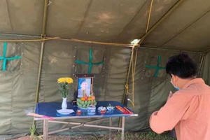 Nén nỗi đau để hoàn thành cách ly khi vừa vào khu cách ly thì... nhận tin mẹ qua đời