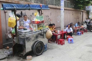 Kinh hoàng thức ăn đường phố: Đầy rẫy vi sinh, hóa chất