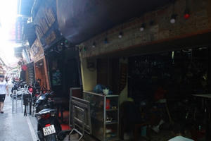 'Kho đồng nát' đắt giá cất giấu trong lòng phố cổ Hà Nội