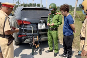 Bắc Giang: CSGT liên tiếp phát hiện các xe ô tô vận chuyển súng nén hơi PCP