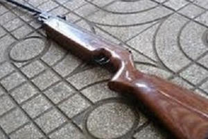 Bác dùng súng bắn chim nhưng bất cẩn bắn vào người cháu bé 4 tuổi