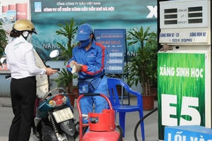 Bản tin Kinh tế Plus: Xăng sinh học E5 có tốt hơn xăng A92?