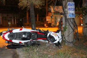 Bình Dương: Hai xe máy đấu đầu, 4 thanh niên nguy kịch Bình Dương: Hai xe máy đấu đầu, 4 thanh niên nguy kịch