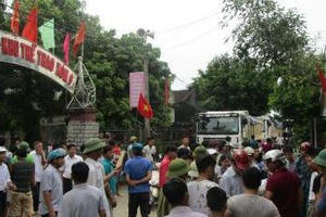 Thanh Hóa: Nổ mìn khai thác đá gây sạt nhà, dân chặn đường phản đối