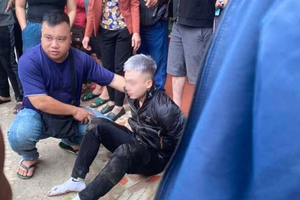 Khống chế, bắt giữ đối tượng cướp tiệm vàng khi vừa chạy ra khỏi tiệm Khống chế, bắt giữ đối tượng cướp tiệm vàng khi vừa chạy ra khỏi tiệm