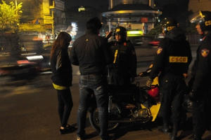 Một chiến sĩ cảnh sát cơ động bị "quái xế" tông gãy chân khi ngăn chặn đua xe