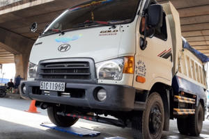 CSGT xử phạt tài xế chở hàng quá trọng tải gần 300%