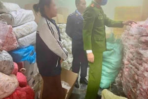 Đột nhập kho đông lạnh chứa 5,5 tấn mỡ bẩn chuyên cung cấp cho các xưởng xúc xích ở Hà Nội