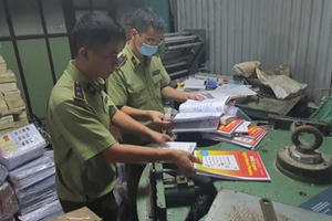 Hà Nội: Lực lượng chức năng thu giữ hàng tấn sách lậu ngay đầu năm học mới