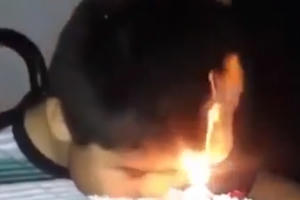 [Clip]: Cậu bé suýt cháy đầu vì vội ăn bánh sinh nhật