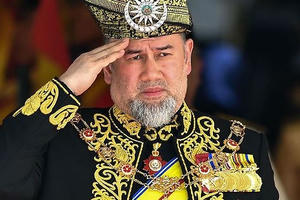 Thoái cả ngai vàng để cưới vợ hoa hậu, cựu vương Malaysia ly hôn sau 2 tháng?