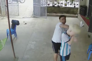 Hà Nội: Xác minh clip người đàn ông đánh đập, tát liên tiếp vào mặt bé trai