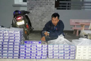 An Giang: Bắt đối tượng dùng xe mô tô vận chuyển thuốc lá ngoại trong đêm