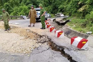 Nghệ An: Tạm dừng lưu thông trên quốc lộ 16 do sụt lún