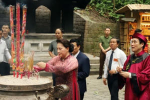 Chủ tịch QH Nguyễn Thị Kim Ngân kính cẩn dâng hương tưởng niệm các vua Hùng
