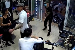 [Clip]: Nhóm thanh niên nổ súng, truy sát chủ quán cắt tóc