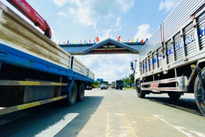 Tây Ninh: Niêm phong cabin xe chở hàng vào KCN, không cho tài xế tiếp xúc với ai