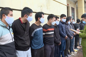 Hưng Yên: Bắt giữ nhóm công nhân đang sát phạt nhau trên "chiếu bạc" trong thùng container