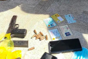 Ung dung vác súng K54 cùng 10 viên đạn đi tiêu thụ thì bị bắt giữ Ung dung vác súng K54 cùng 10 viên đạn đi tiêu thụ thì bị bắt giữ