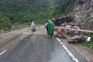 Nghệ An: Mưa lớn đất đá đổ sập chia cắt quốc lộ 7