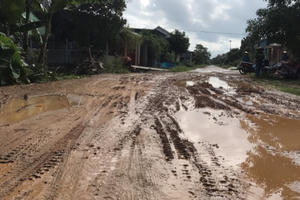 Dân của xã nông thôn mới khốn khổ lội bùn trên tuyến đường huyết mạch Dân của xã nông thôn mới khốn khổ lội bùn trên tuyến đường huyết mạch