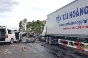 Xe rước dâu gặp tai nạn thảm khốc, chú rể và 12 người khác tử vong