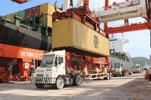 Doanh nghiệp xuất nhập khẩu gặp 'bão phí' ở đường biển