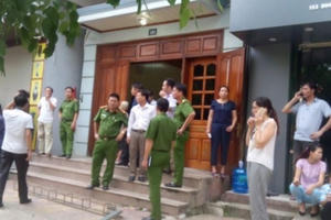 Khám xét khẩn cấp nơi ở và làm việc của nghi phạm bắn chết 2 lãnh đạo tỉnh Yên Bái Khám xét khẩn cấp nơi ở và làm việc của nghi phạm bắn chết 2 lãnh đạo tỉnh Yên Bái