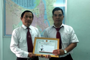 Đà Nẵng: Tài xế taxi trả số tiền 4.000 USD lại cho khách để quên đồ