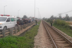 Xe máy bị tàu hỏa tông kinh hoàng hai người thương vong Xe máy bị tàu hỏa tông kinh hoàng hai người thương vong