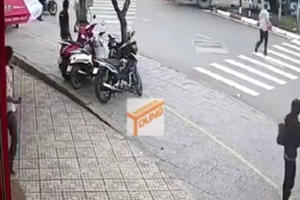 [Clip]: Xe tải húc văng nhiều xe máy đang dừng chờ đèn đỏ