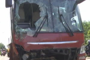 Đồng Nai: Xe khách Thành Bưởi tông gãy trụ điện rồi lật nhào, hàng chục hành khách kêu cứu