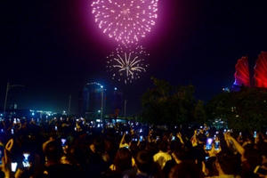 Mãn nhãn với pháo hoa trên bầu trời Sài Gòn