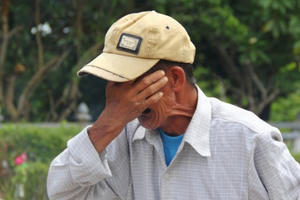 Tiếng khóc xé lòng trước bia đá ở nghĩa trang Trường Sơn