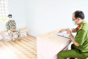 Bị gia đình vợ chửi mắng, đuổi ra khỏi nhà, chàng rể mua xăng trở về đốt nhà bố vợ rồi bỏ trốn