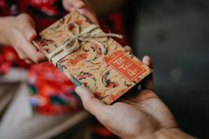 Chuyện quà biếu ngày Tết: Có nhiều cách gói ghém những ân tình, trao gửi ‘lộc đất trời’ ngày xuân