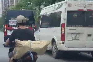 Quảng Ninh: Ô tô chặn đầu xe như trong phim trên đường Nguyễn Văn Cừ, TP. Hạ Long