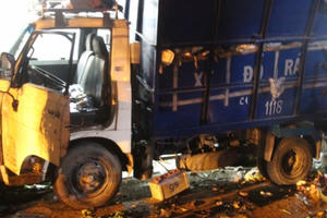 Tài xế buồn ngủ, xe container ủi xe rác bay vào nhà dân