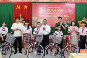 Đồng Nai: Huyện Thống Nhất trao quà và tổ chức Tết quân dân