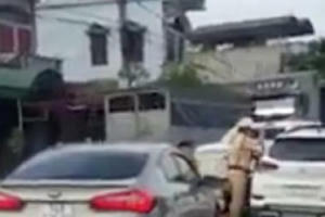 Quảng Ninh: CSGT truy đuổi xe "điên" như phim hành động