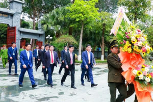 Trưởng Ban Kinh tế Trung ương dâng hoa, dâng hương tưởng niệm Chủ tịch Hồ Chí Minh