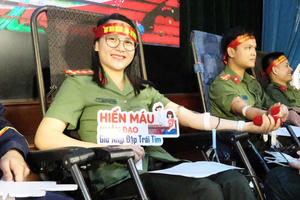 Hàng trăm chiến sỹ Công an Hà Tĩnh tham gia hiến máu cứu người Hàng trăm chiến sỹ Công an Hà Tĩnh tham gia hiến máu cứu người