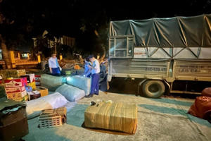 Phát hiện xe tải vận chuyển hàng hóa không rõ nguồn gốc, giả nhãn hiệu nổi tiếng