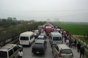 “Bán” bằng... mọi giá