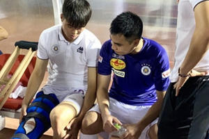 Đình Trọng và Duy Mạnh cùng sang Singapore kiểm tra chấn thương