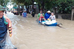 Nghệ An: Quốc lộ, nhà cửa ngập sâu... người dân khẩn trương di dời tài sản